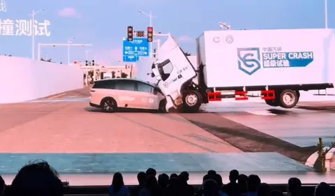 8吨卡车干不过3吨SUV？乘龙卡车：严重误导，理想：直播复测？